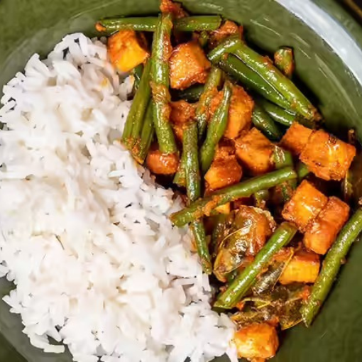 Rotes Tofu-Curry mit grünen Bohnen
