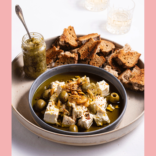 Marinierter Feta mit knusprigem Knoblauch und Oliven