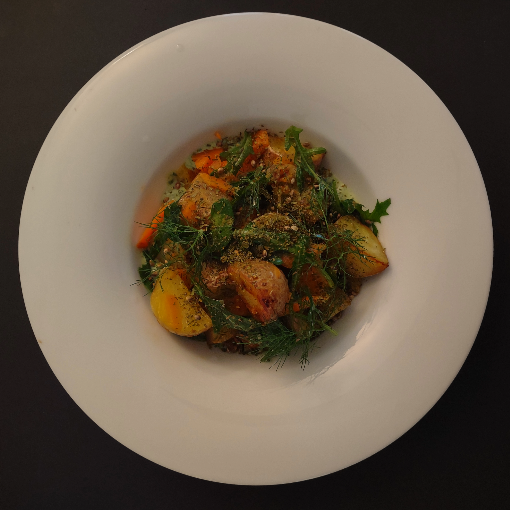 Ofenkartoffeln mit Karotten und Kräuter-Joghurt