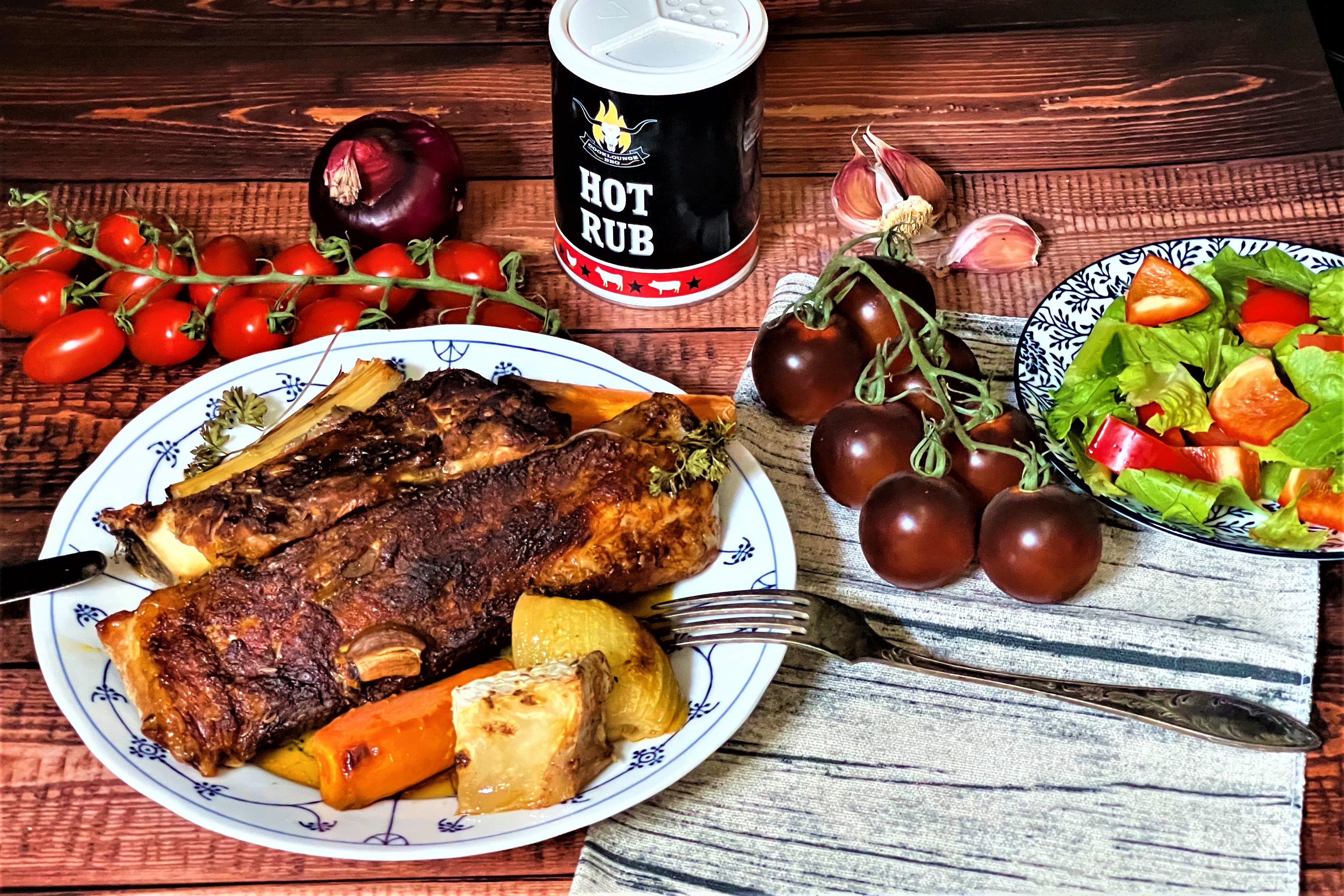 Knochenbraten mit Suppengemüse vom Grill oder aus dem Ofen