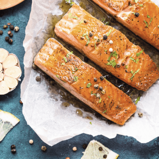 Lachs vom Zedernbrett mit Peri-Peri-Sauce und Salat
