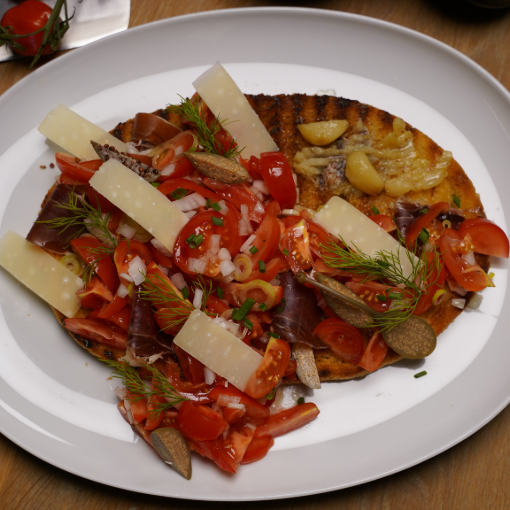 Pan con Tomate mit Schinken, Manchego und Kapernäpfeln