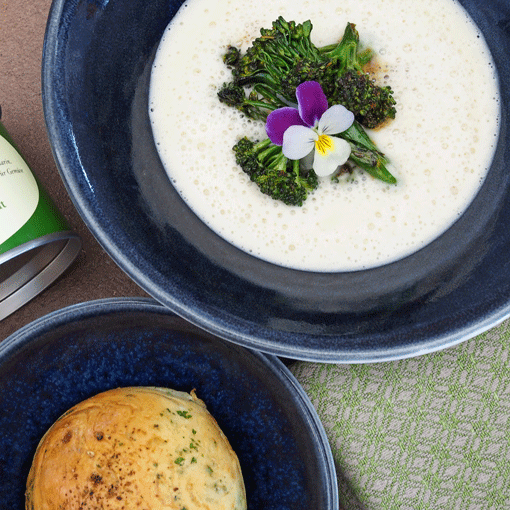 Gesmokte Blumenkohlsuppe mit Brokkoli und Kerbel-Buns