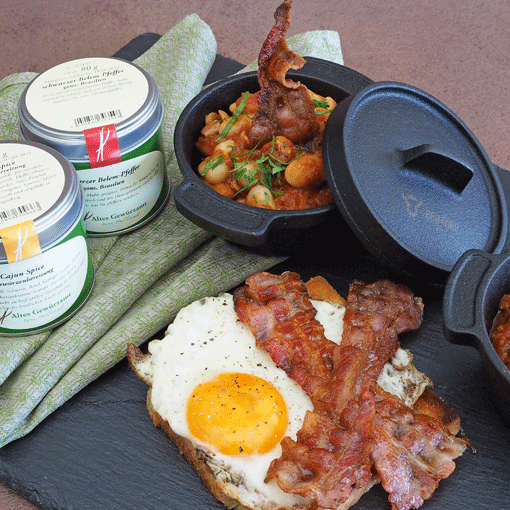 BBQ Whisky Beans mit Cajun Spice und Spiegelei