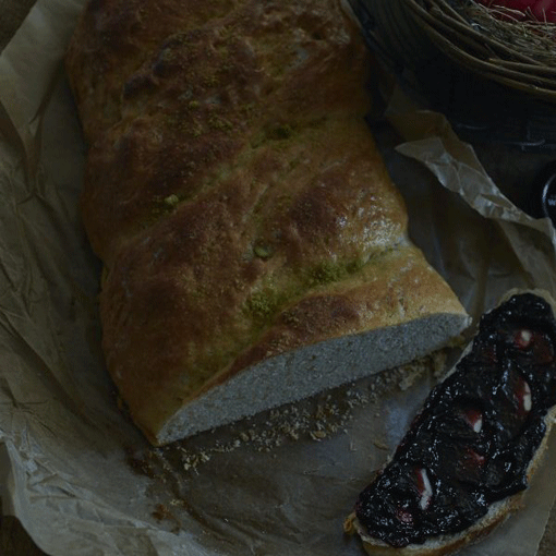 Véroniques Osterzopf mit Butter und Milch