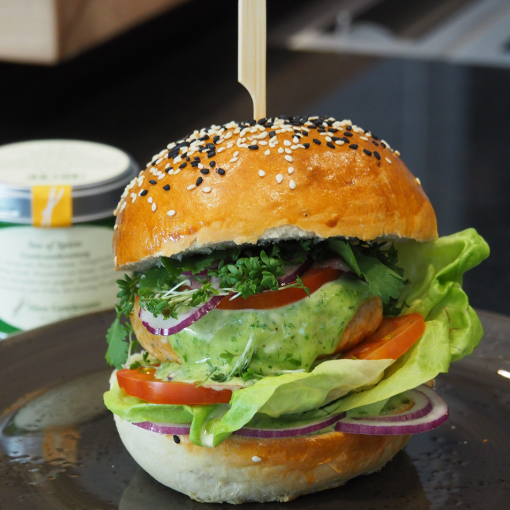 Fischburger mit Lachs, Kabeljau und Bärlauchmayonnaise