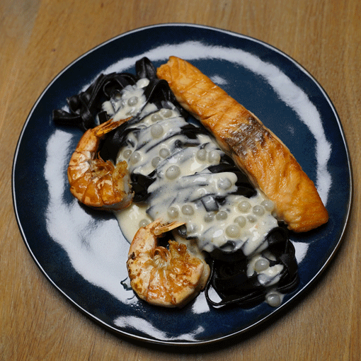 Tagliatelle nero di seppia mit Lachs und Gambas