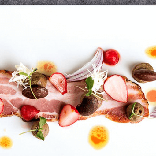 Surbrüstl mit Käferbohnencreme und Essig-Radieschen
