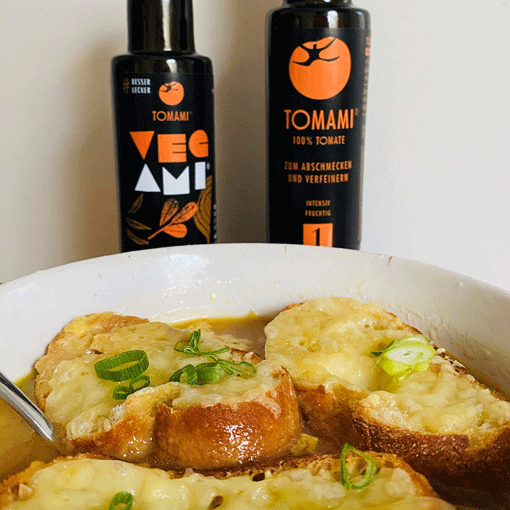 Zwiebelsuppe mit Vegami und Gruyère-Baguette