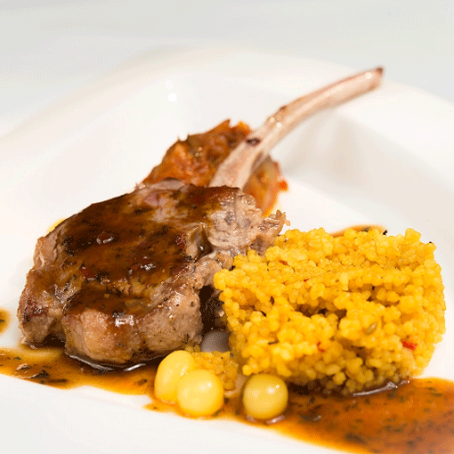 Marokkanische Lammkoteletts mit Couscous und Marillenchutney