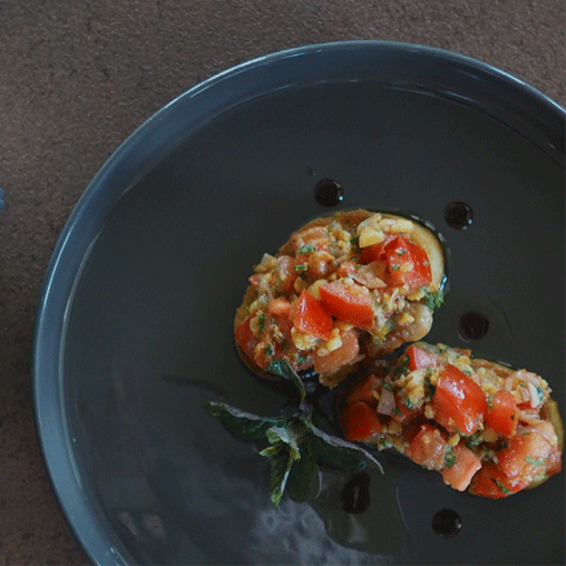 Tomatentatar mit Kichererbsen, Minze und Harissa