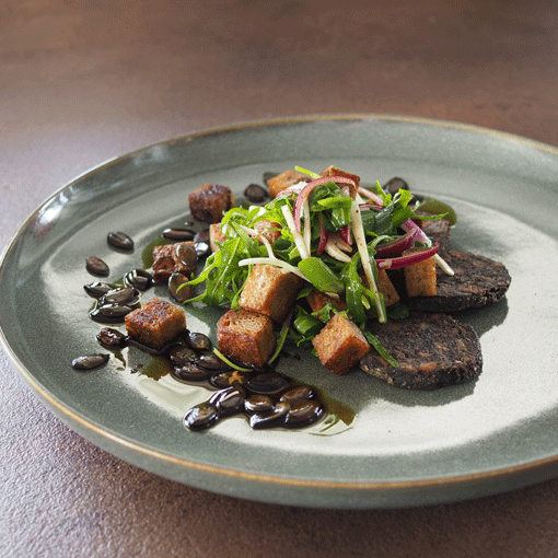 Sauerteig-Brotsalat mit Blutwurst und Rucola
