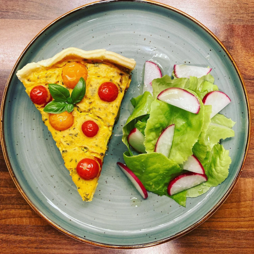 Vegane Quiche mit Kirschtomaten, Lauch und Räuchertofu