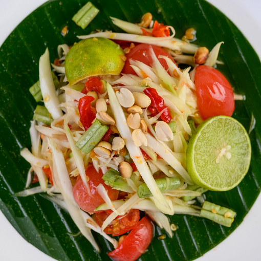 Papaya-Salat mit Limette, Chili und Erdnüssen