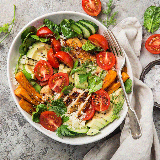 Couscous-Bowl mit Hähnchen, Tomaten und Schafskäse