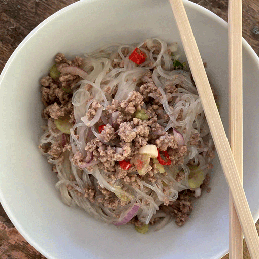 Thailändischer Ground Pork Salad mit Glasnudeln