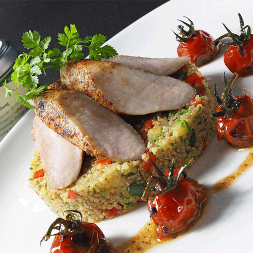 Kaninchenrücken mit Baharat, Gemüse-Quinoa und Kirschtomaten