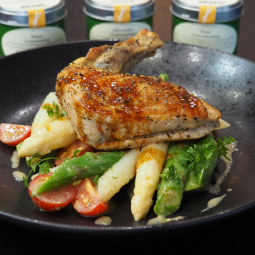 Perlhuhnbrust auf Spargelsalat mit Ducca