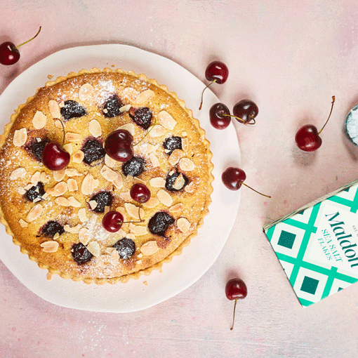 Kirsch-Frangipane-Tarte mit Mandeln und Pistazien