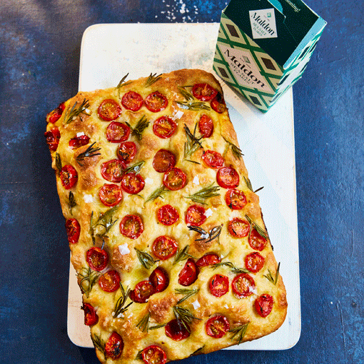 Focaccia mit Meersalzflocken und Rosmarin