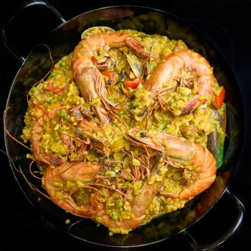 Paella Fuerte mit Safran, Fisch und Meeresfrüchten