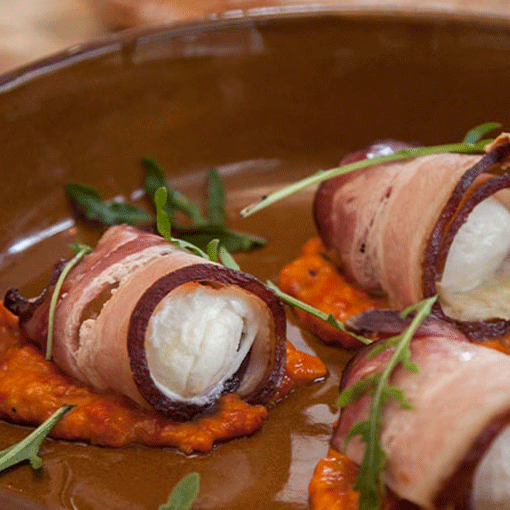 Mozzarella-Bällchen im Bacon-Wrap mit Ajvar