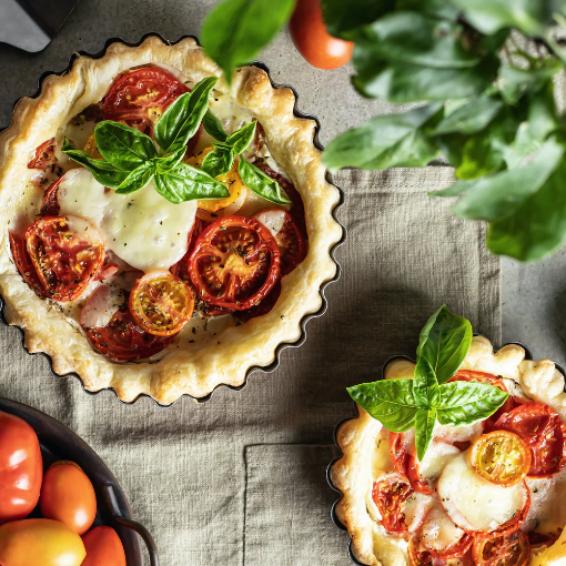 Blätterteigtartes mit Tomaten und Käse