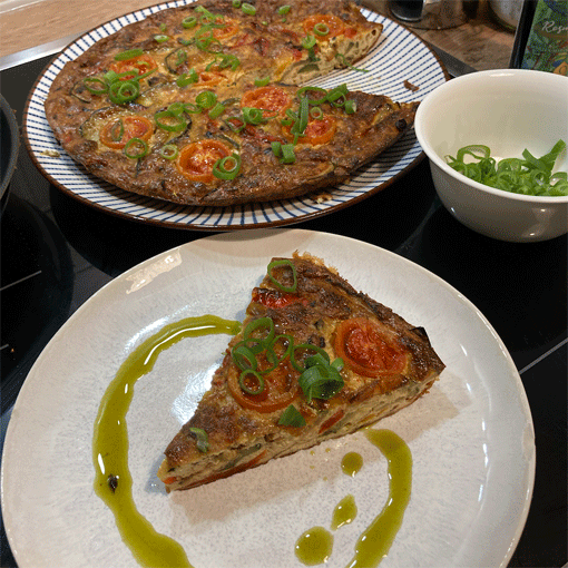 Gemüse-Frittata mit Ziegenfrischkäse und Liebstöckelöl