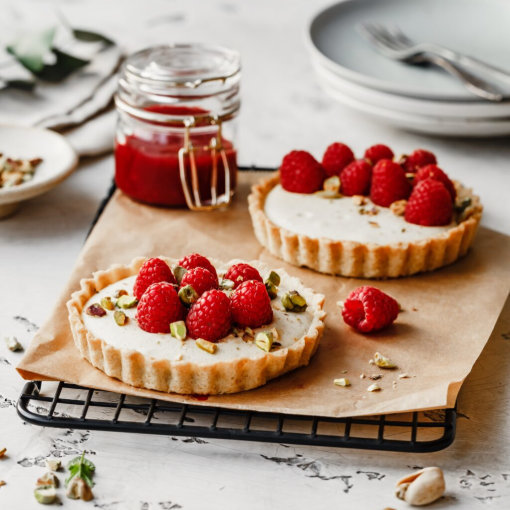 Vanille-Tartelettes mit Himbeeren und Pistazien
