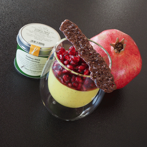 Golden Panna Cotta mit Granatapfelsalat und Kakao-Tuile