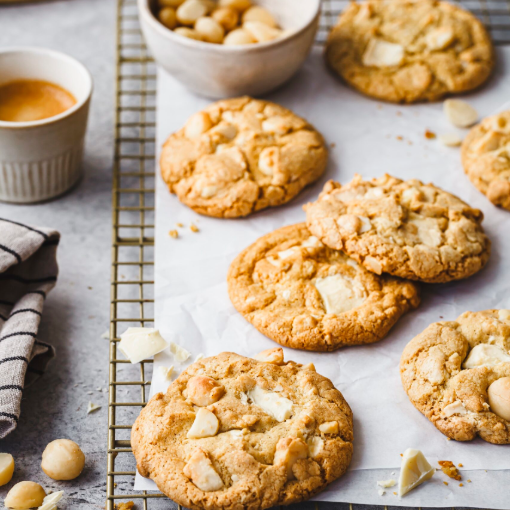 Macadamia-Cookies mit weißer Schokolade