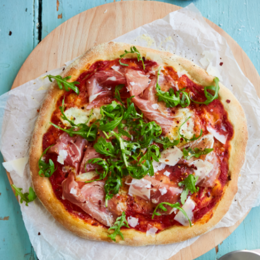Selbstgemachte Pizza mit Schinken und Büffelmozzarella